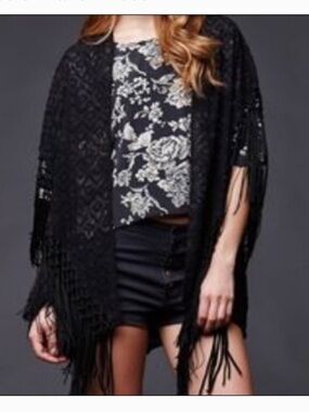 House of Harlow 1960 Black Fringe Crochet Geometric Kimono